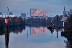 Elbphilharmonie über den Reiherstieg, Hamburg Wilhelmsburg.